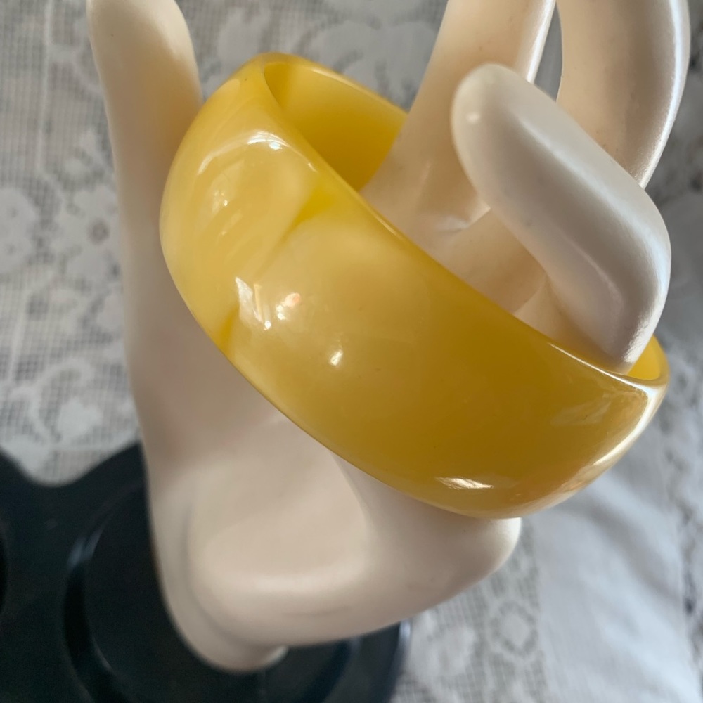 Vtg. 60’s mod moon glow yellow bracelet…it’s groovy 🌼✌🏼